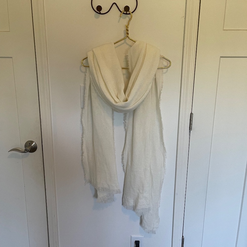 ⚠️SOLD⚠️White Scarf